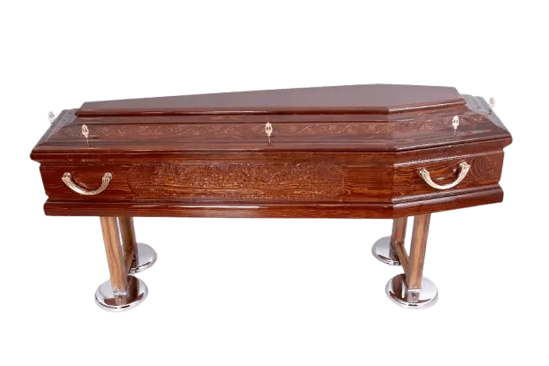 Sicriu elegant din lemn masiv, cu detalii sculptate și mânere aurii.