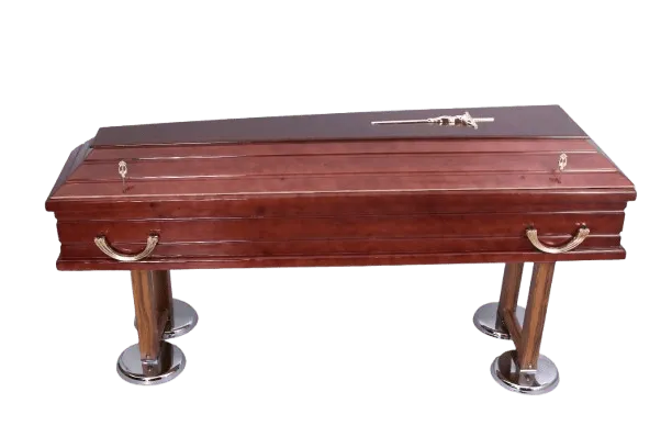 Sicriu maro lustruit cu mânere cromate și cruce argintie deasupra.