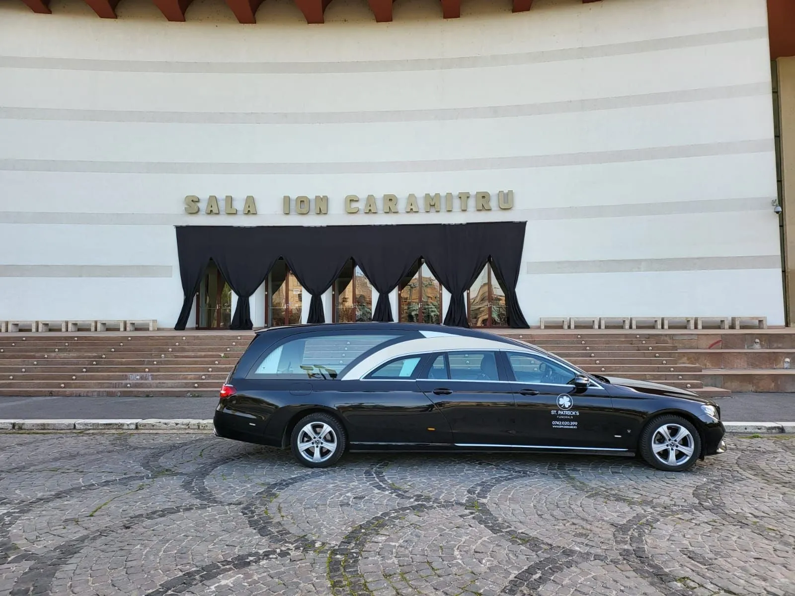 Dric funerar parcat la Teatrul National Bucuresti, Sala Ion Caramitru, transport funerar Bucuresti