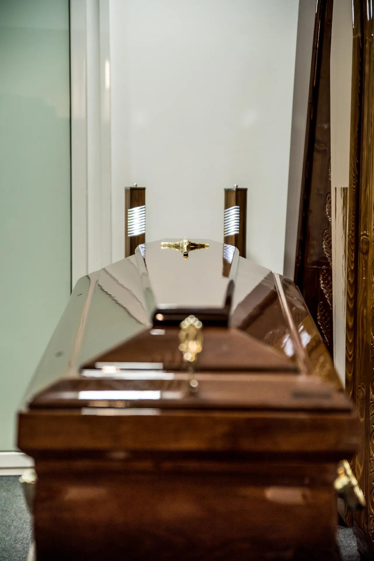 Sicriu cu elemente religioase traditionale