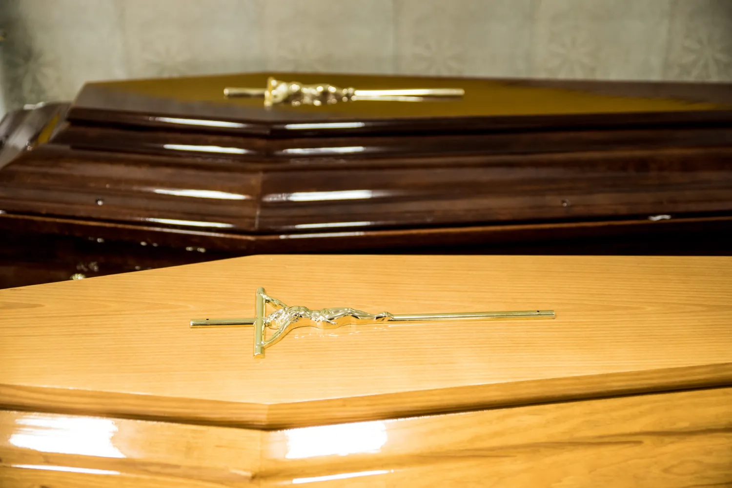 Sicrie din lemn cu crucifix auriu, servicii funerare Obor.