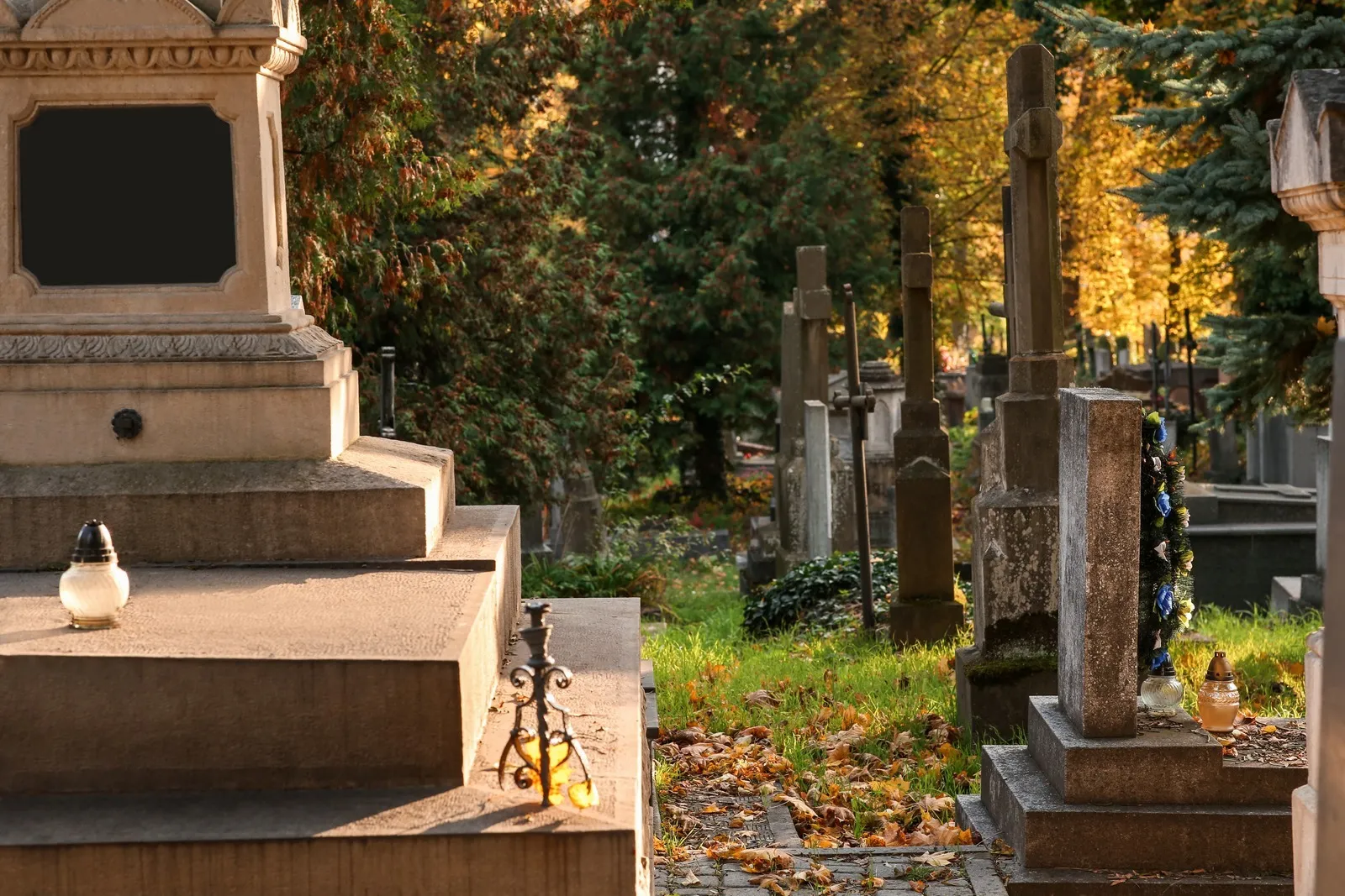 Cimitir in sezon de toamna, atmosfera de reculegere