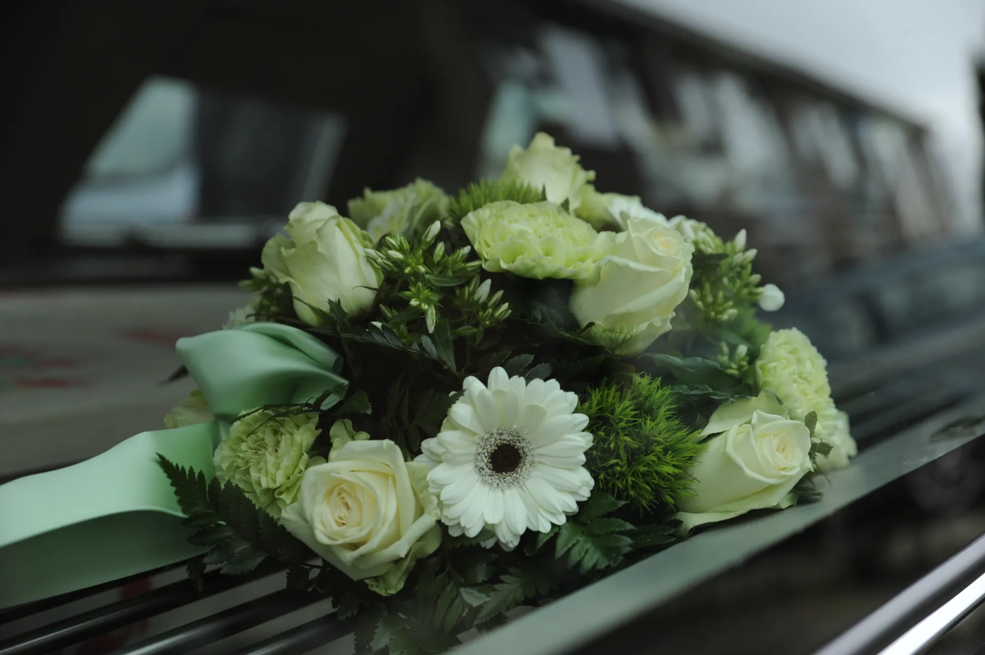 Buchet de flori albe, trandafiri și garoafe, pentru servicii funerare Mosilor.